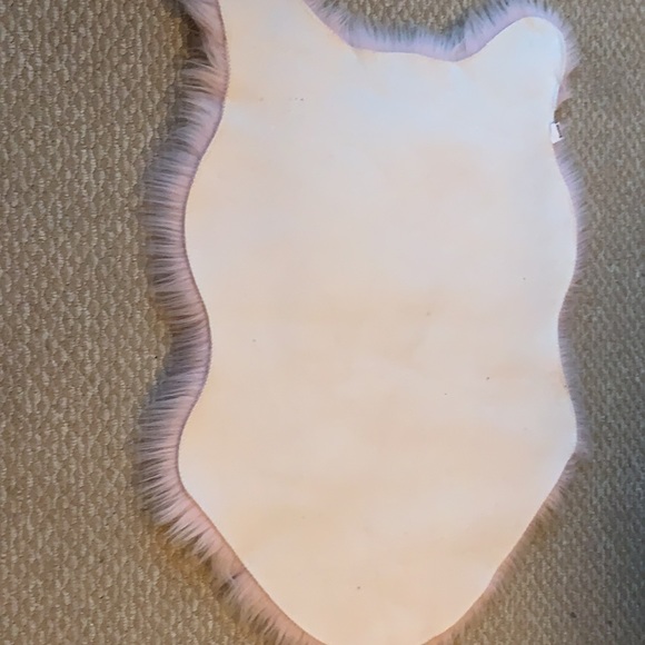 Fuzzy rug - Picture 2 of 2